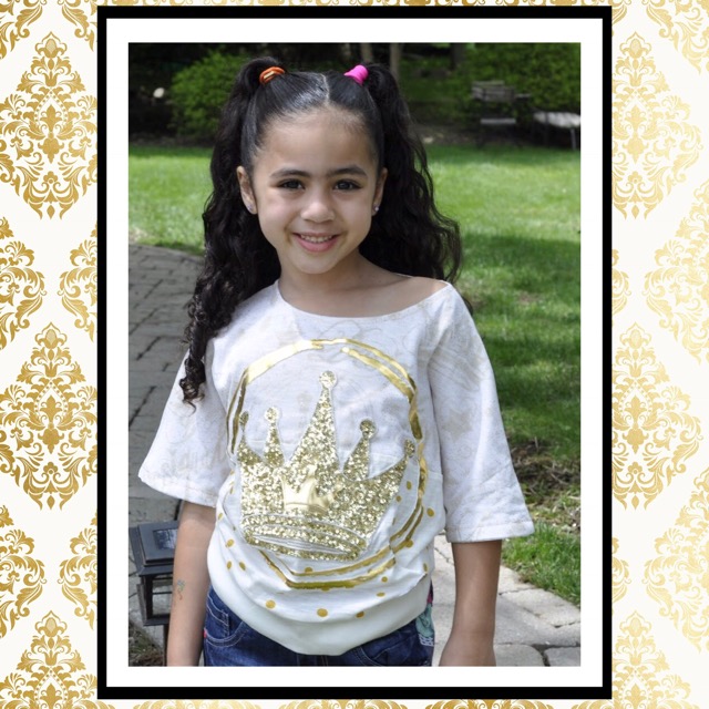 India Jolie wearing golden sequin crown desigual kids cropped s/s shirt
